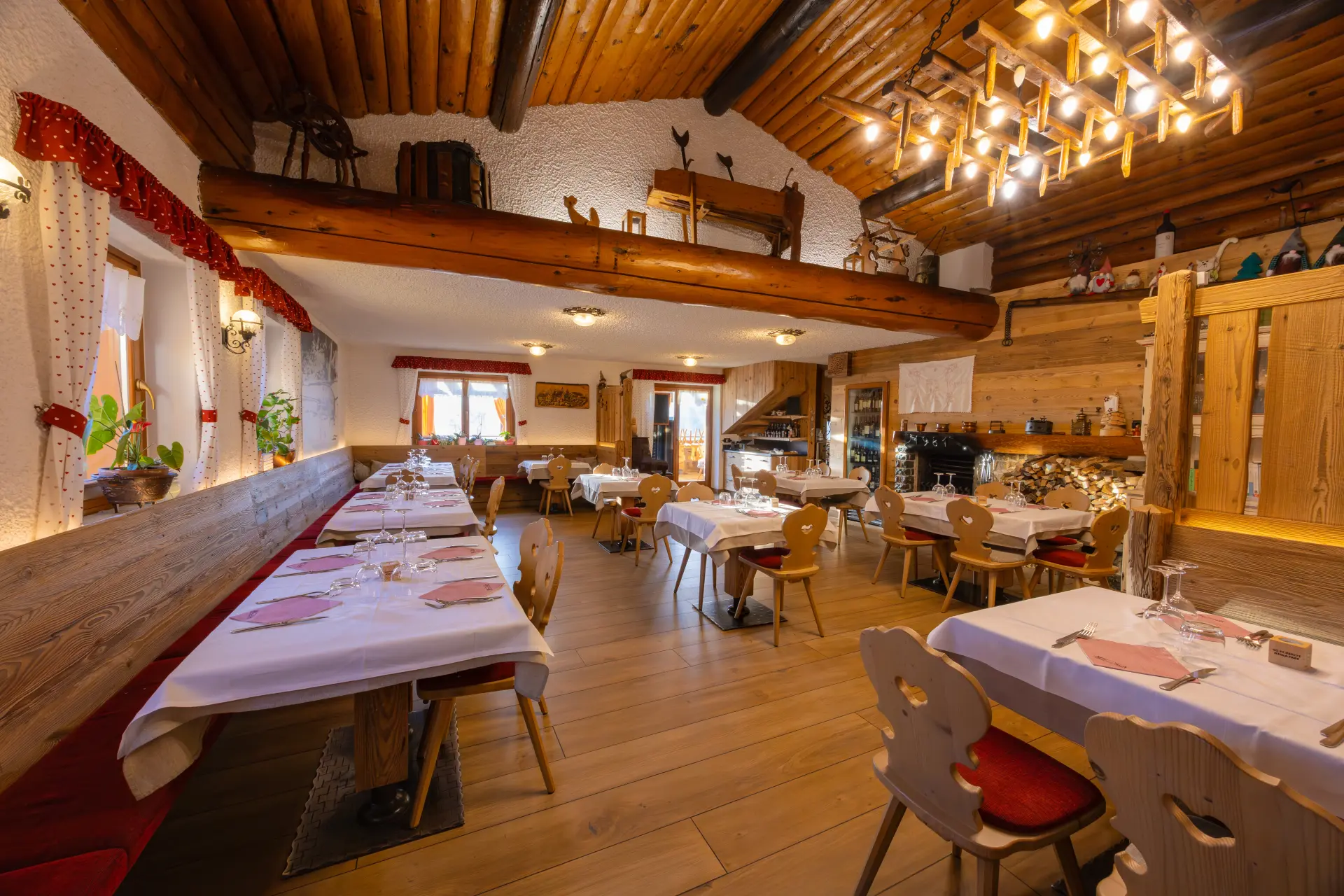 Sala grande del Ristorante Miola con soffitto in legno e lampadario