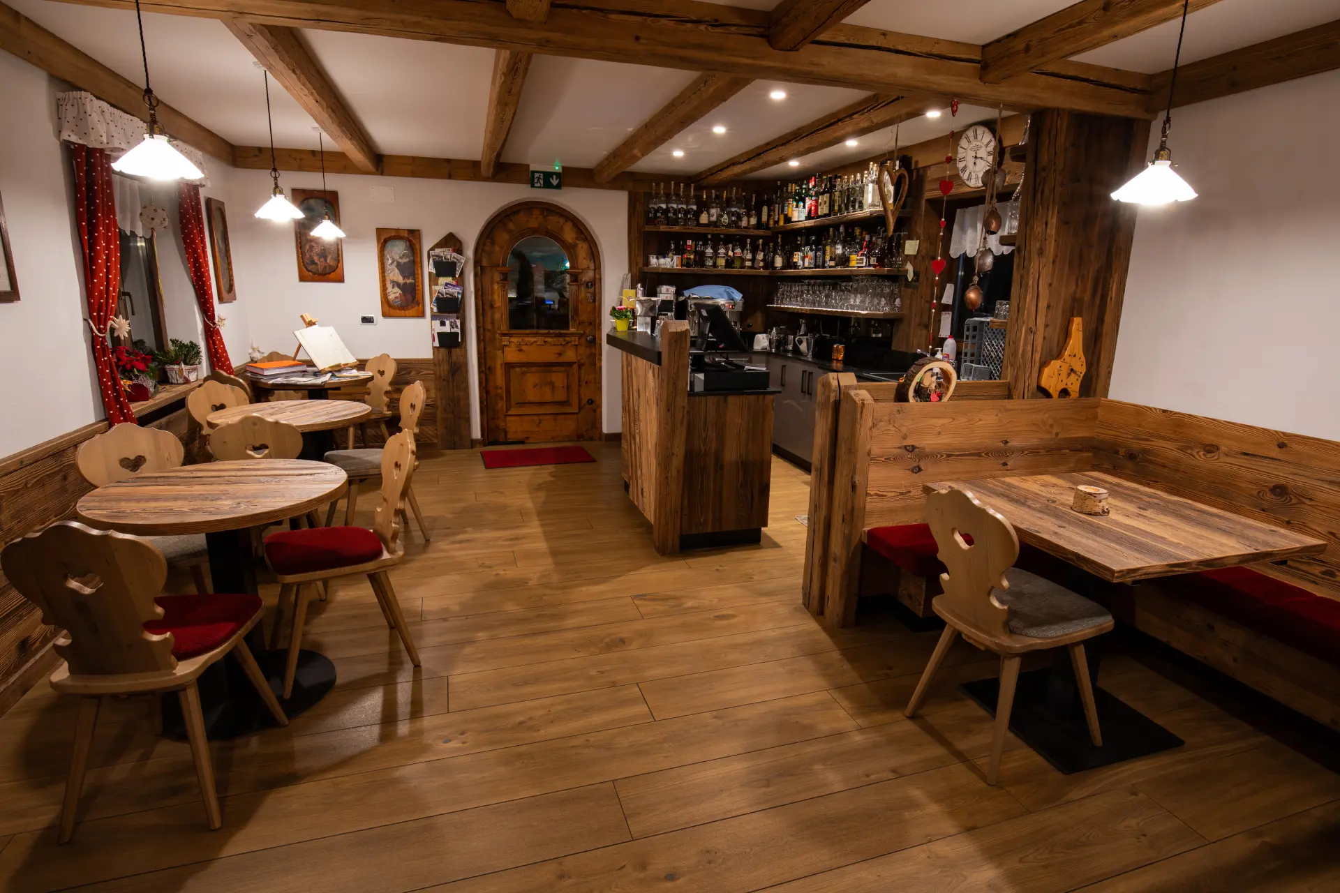 Interno del bar del Ristorante Miola con sedie tirolesi e arredamento in legno